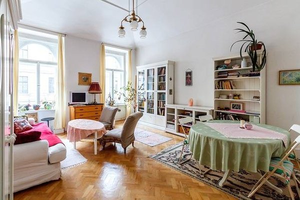 Quels sont les critères utilisés par l'agence immobilière Evian pour estimer la valeur d'un appartement ?